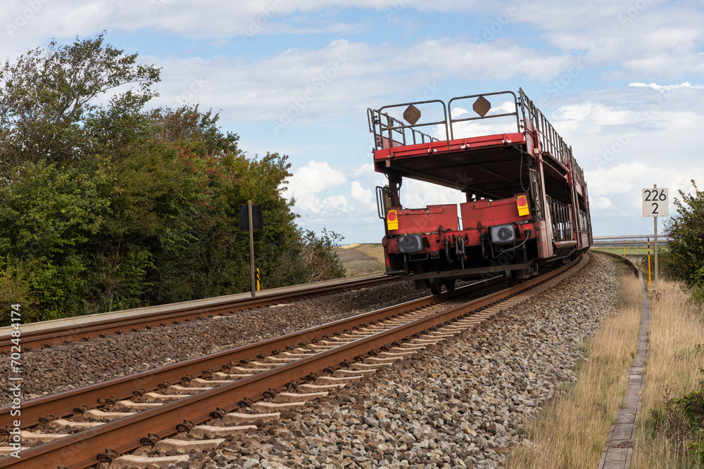 Fototapeta premium Autoreisezug auf dem Weg von Westerland, Sylt Richtung Hindenburgdamm und Niebüll