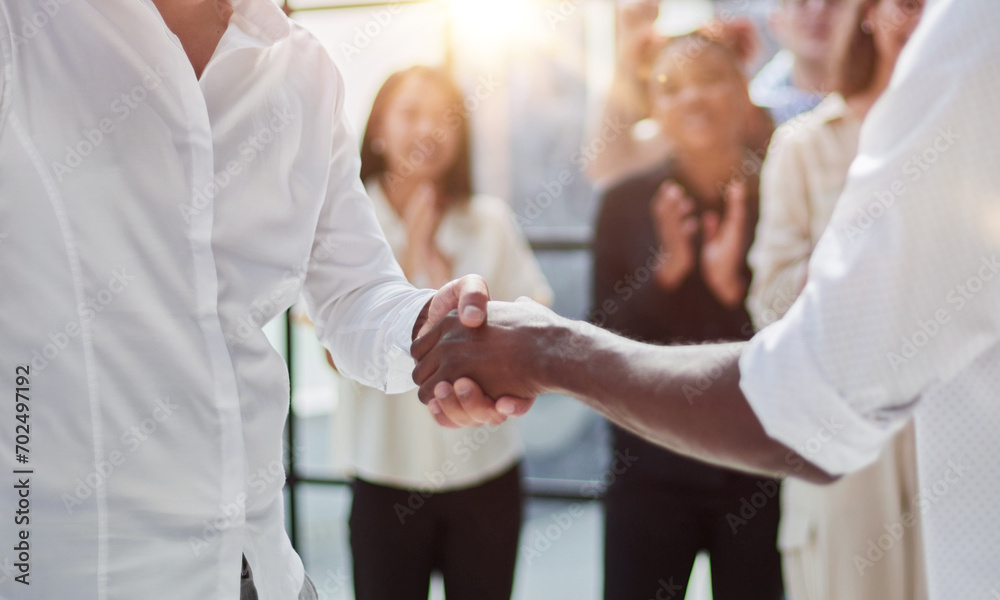 Obraz premium Businessmen reach out to each other to shake hands