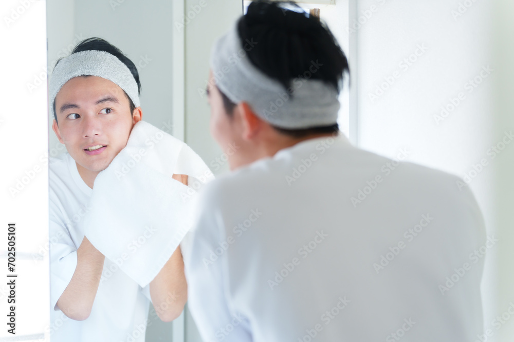 Obraz premium タオルで顔を拭く男性