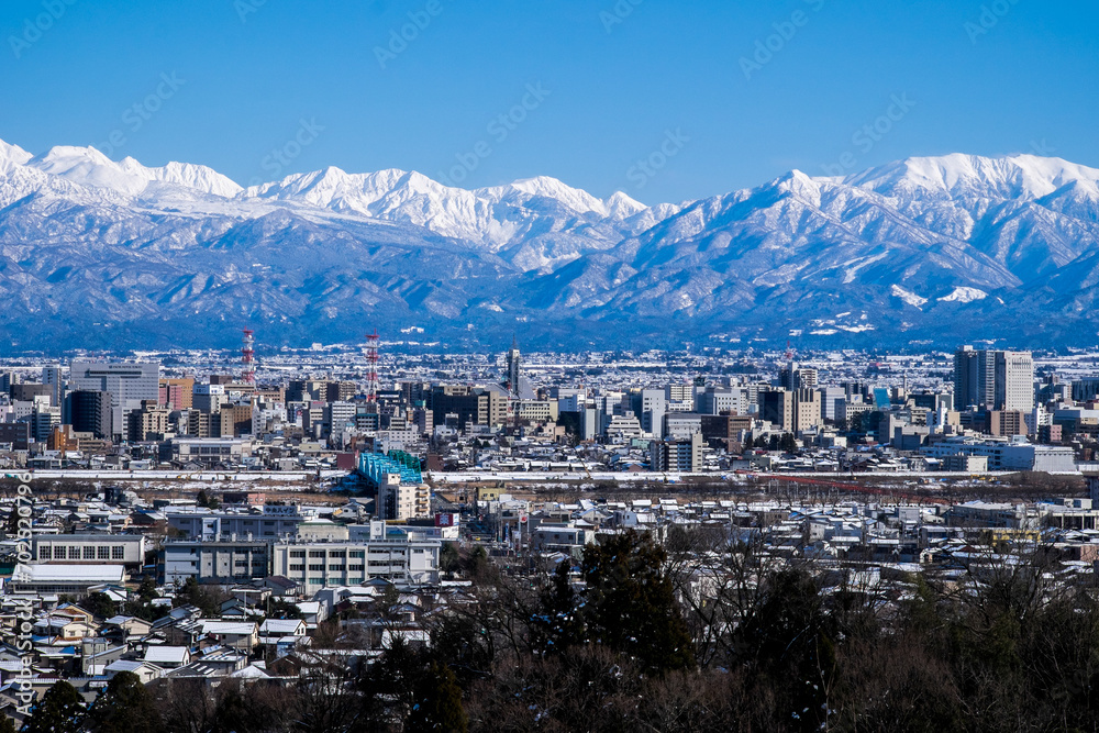 立山仰ぐ特等席呉羽山展望台からの富山市街地と立山連峰から薬師岳雪景色