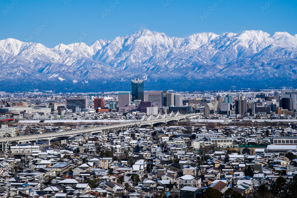 立山仰ぐ特等席呉羽山展望台からの富山市街地と剱岳雪景色