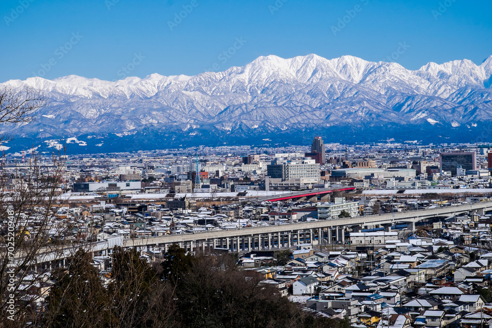 立山仰ぐ特等席呉羽山展望台からの富山市街地と毛勝山景色