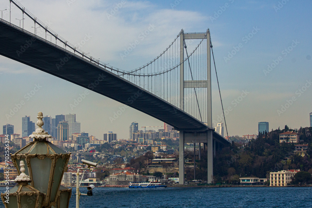 Naklejka premium Bosphorus Crossing: Grand Bridge Spanning the Bosphorus River in Istanbul, Turkey