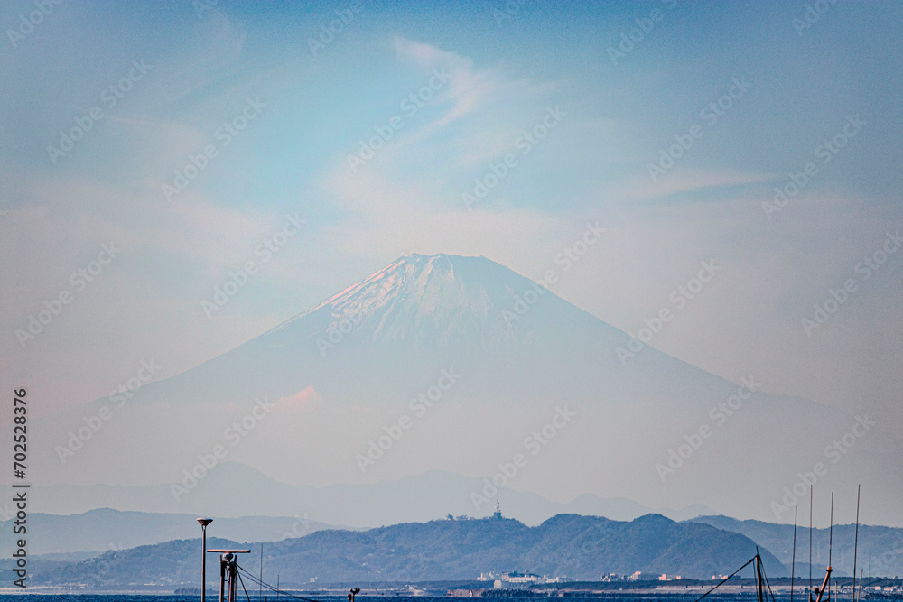 海岸から見た富士山のシルエット