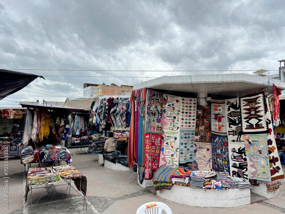 Obraz premium Otavalo, Ecuador 10-18-2023 Views of the colorful indigenous market which includes handmade items like ponchos, sweaters, and shawls.