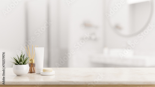 Φωτογραφία A counter for display your product with a toiletries and a blurred background of a modern bathroom
