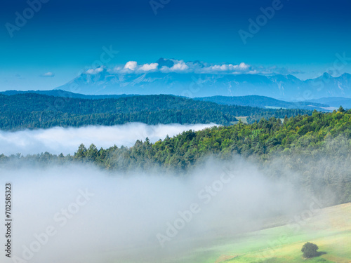 Lot nad Jastrzębikiem w mglisty poranek latem. Piękny krajobaz z widokiem na Tatry.