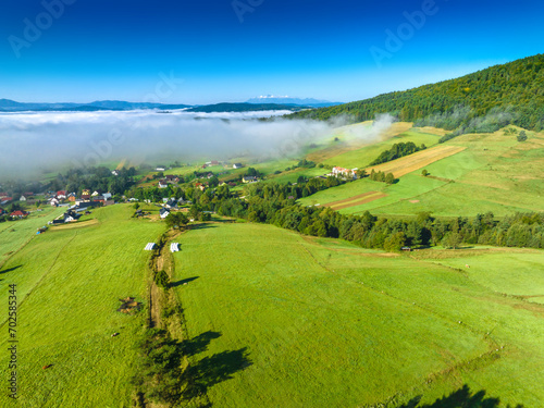 Lot nad Jastrzębikiem w mglisty poranek latem. Krajobraz letni.