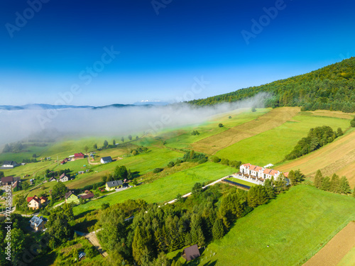 Lot nad Jastrzębikiem w mglisty poranek latem. Krajobraz letni.