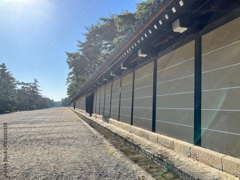 青空に映える美しい京都御所の外壁