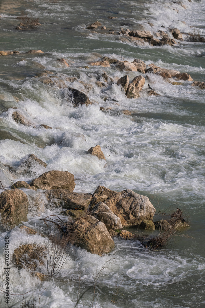 Obraz premium water flowing enthusiastically between rocks. waterfall.