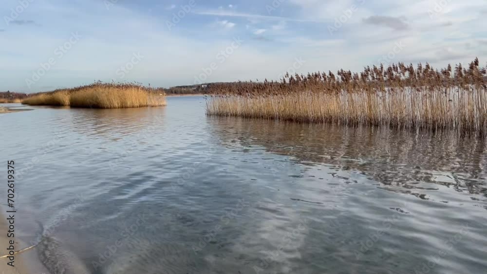 Ruch fal nad brzegiem plaży i jeziora w jesienny spokojny dzień Ruch fal nad brzegiem plaży i jeziora w jesienny spokojny dzień