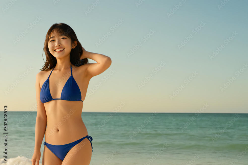 青空をバックに健康的に微笑むビキニ姿の若い日本人女性 青空をバックに健康的に微笑むビキニ姿の若い日本人女性
