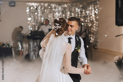 the wedding of the bride and groom in an elegant restaurant with great light and atmosphere. The first dance of the bride and groom.