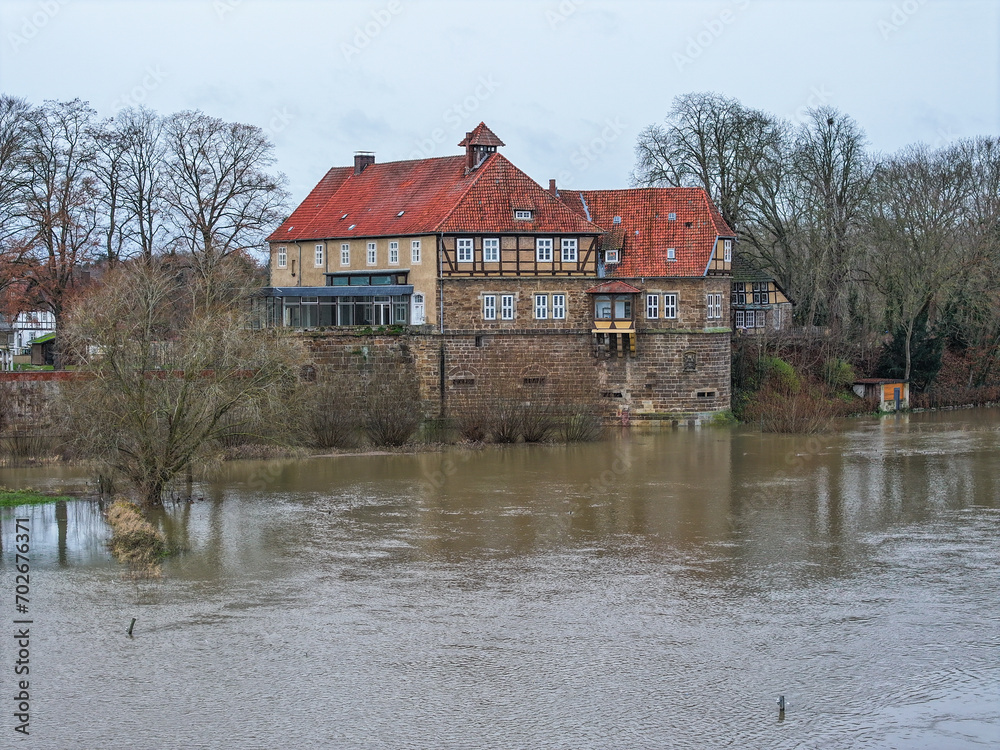 Obraz premium Luftbild vom Hochwasser der Weser mit dem Schloß in Petershagen, Nordrhein-Westfalen, Deutschland