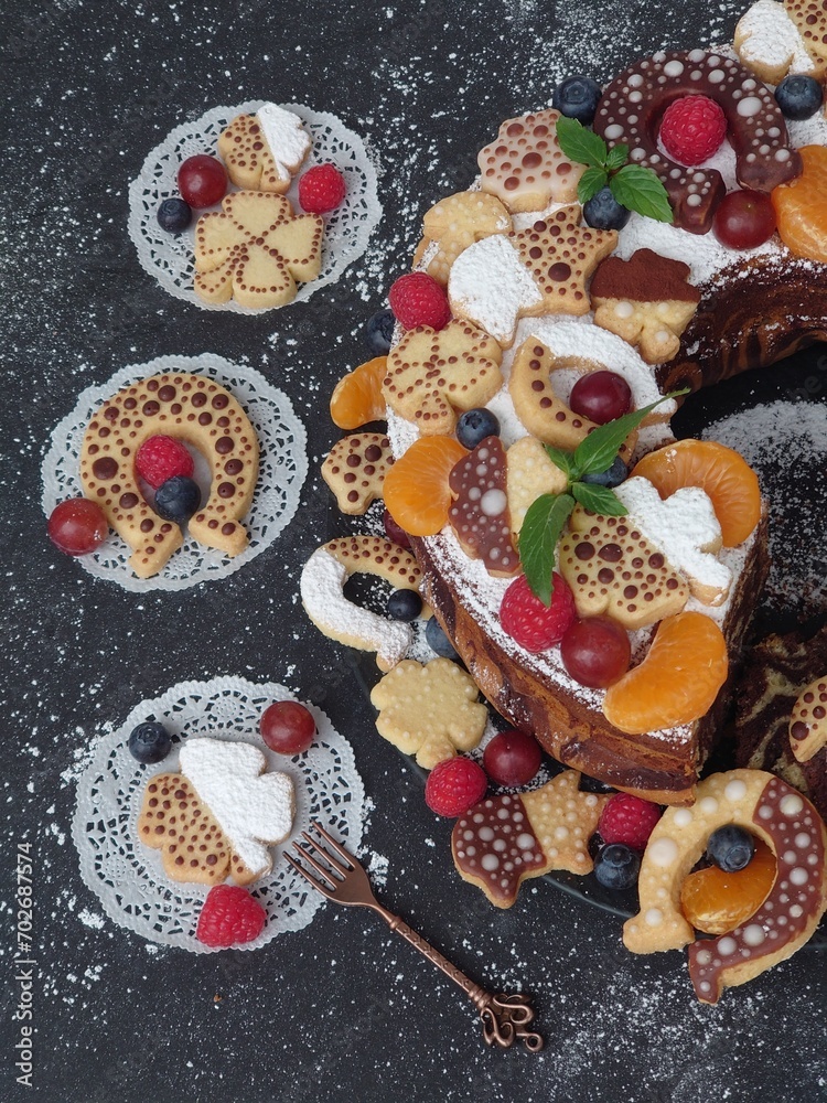 Fototapeta premium Der Marmorkuchen mit Obst und Glücksbringerplätzchen