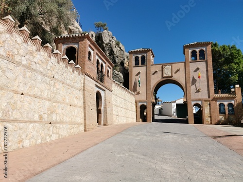 Entrada principal al pueblo de Cómares en Málaga, Andalucía, España. 