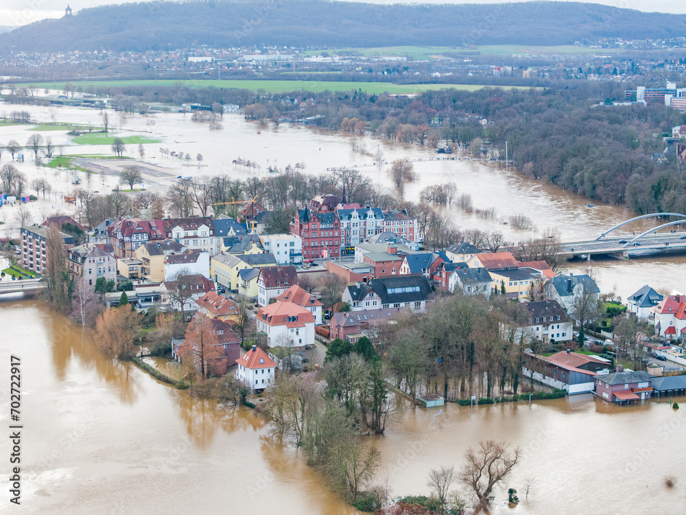 Obraz premium hochwasser, weser, minden, wasser, landschaft, überschwemmung, naturkatastrophe, regen, flut, überflutung, wassermassen, porta Westfalica