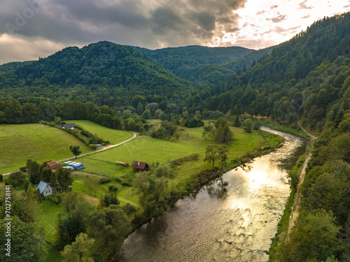 Fototapeta Naklejka Na Ścianę i Meble -  Lot nad Majdanem w Muszynie wczesną jesienią. Krajobrazy jesienne.
