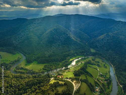 Fototapeta Naklejka Na Ścianę i Meble -  Lot nad Majdanem w Muszynie wczesną jesienią. Krajobrazy jesienne.