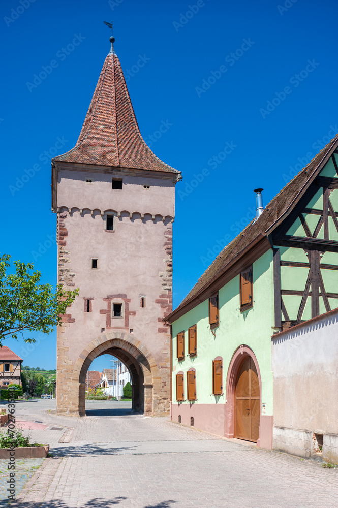 Historisches Stadttor Porte du Lion in Rosheim. Departement Bas-Rhin in der Region Elsass in Frankreich
