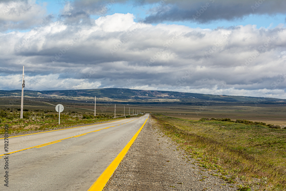 ruta recta con montañas de fondo 