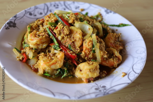 Shrimp stir-fried with curry powder