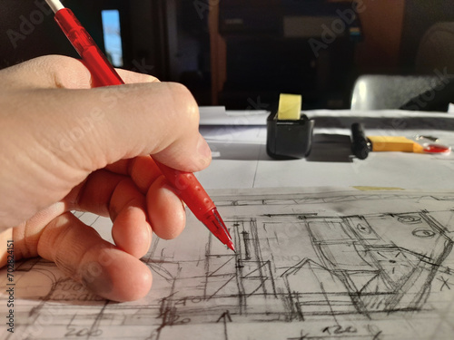 Architetto che progetta a mano libera con la sua matita - vintage