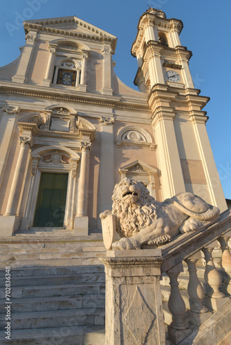 The Basilica of Santo Stefano in Lavagna is a masterpiece of marble, balustrades, stairways, churchyards and lions among the colorful gloomy houses of Piazza Marconi 