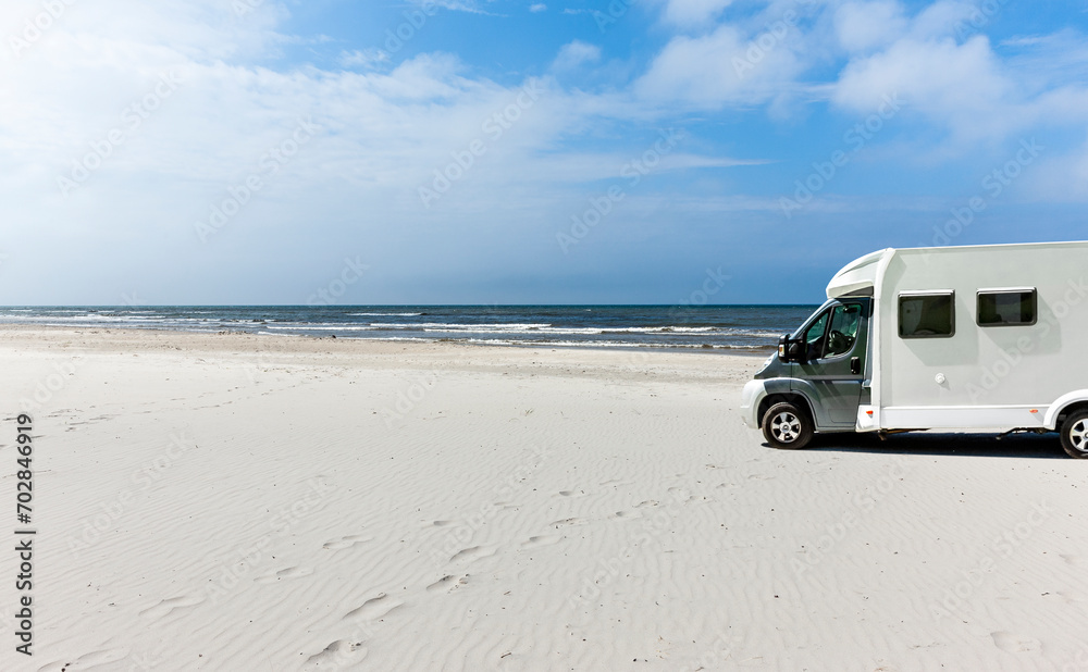 Camper an einem Strand am Meer Camper an einem Strand am Meer