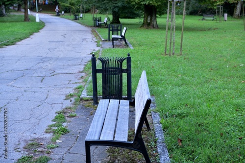 Obraz na płótnie Detail of the rest benches in the spa forest park for visitors w salonie