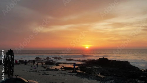 video con drone de sunset en verano 2024, mar y rocas Perú