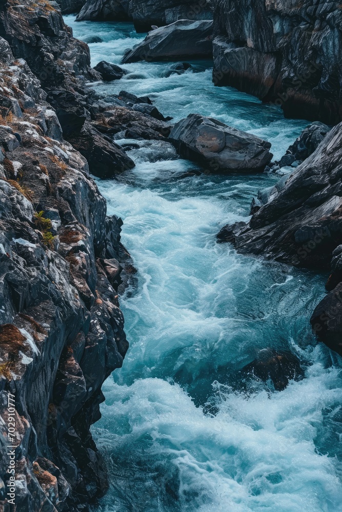 Φωτογραφία a body of water that is next to a rocky area with rocks and grass on the side of the water