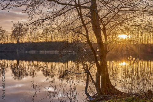 Zimowy zachód słońca nad jeziorem