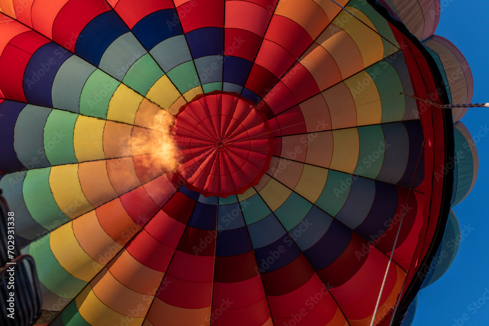 Obraz premium Looking up into the hot air balloon