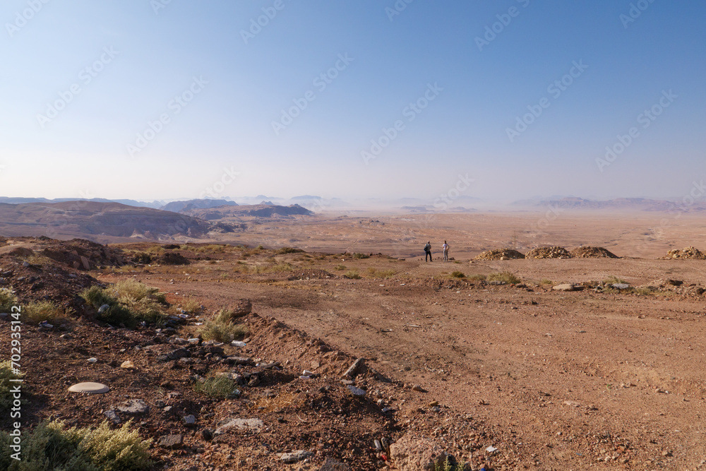 Trekking Tour im Wadi Rum eine geschützte Wüstenwildnis im südlichen Jordanien. Sie verfügt über beeindruckende Sandsteinberge, Sanddünen und Felsbögen.
