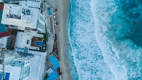 vista aérea da praia de cancun, com resorts à beira-mar, destacando o mar cristalino, a areia branca e o destino turístico de luxo photo