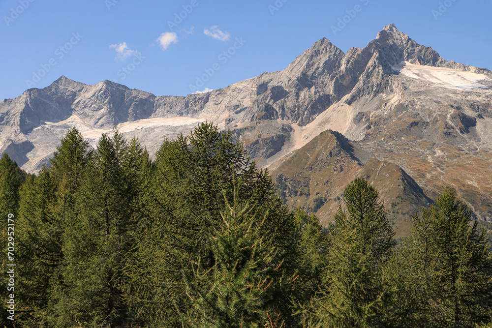 Fototapeta premium Majestätische Gipfel über dem Valmalenco; Blick auf Monte Sissone (3328), Cima di Rosso (3365) und Cima di Vazzeda (3300)
