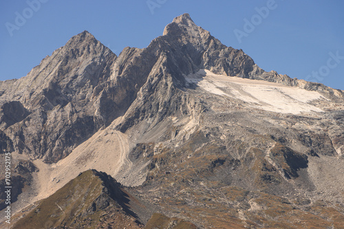 Alpengipfel im Klimawandel; Blick vom Lago Pirola auf Cima di Rosso (3365) und Cima di Vazzeda (3300) mit gleichnamigem Gletscher im September 2023