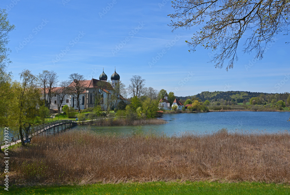 Obraz premium Ehemaliges Benediktinerkloster Seeon in Seeon-Seebruck im oberbayerischen Landkreis Traunstein, Deutschland