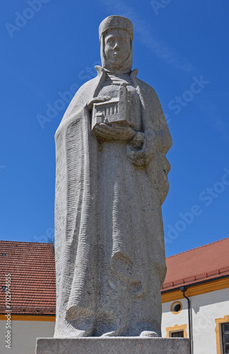 Statue der Adelheid von Frontenhausen, Stifterin vom Kloster Baumburg in Altenmarkt an der Alz, Bayern, Deutschland