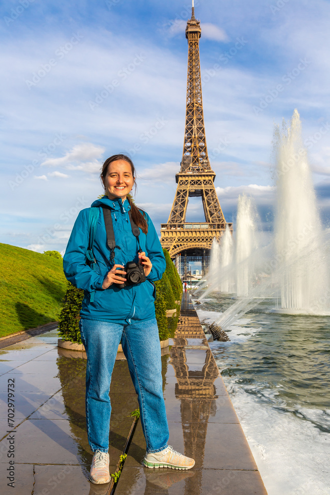 Φωτογραφία Woman traveler at Eiffel Tower and fountains of Trocadero in Paris, France