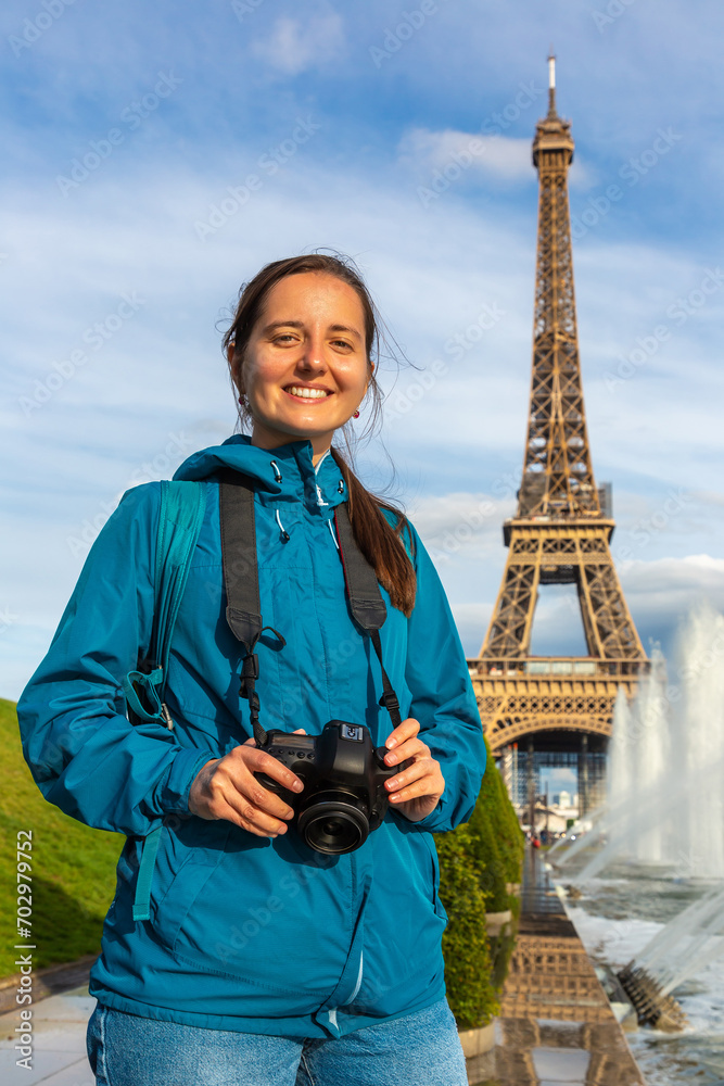 Φωτογραφία Woman traveler at Eiffel Tower and fountains of Trocadero in Paris, France
