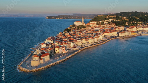 Fototapeta Naklejka Na Ścianę i Meble -  Piran Hafenstadt in Slowenien am Mittelmeer. Luftaufnahme.