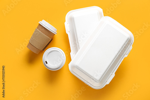 Takeaway paper cups and con...