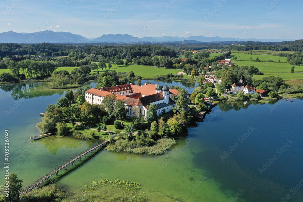 Kloster Seeon mit Klosterinsel in der Gemeinde Seeon-Seebruck im oberbayerischen Landkreis Traunstein. 