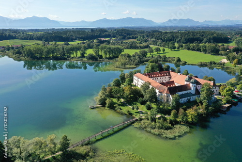 Kloster Seeon mit Klosterinsel in der Gemeinde Seeon-Seebruck im oberbayerischen Landkreis Traunstein. 