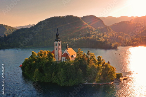 Stowenien: Marienkirche auf der Insel im Bleder-See bei Bled. Luftaufnahme. Kirche der Mutter Gottes.