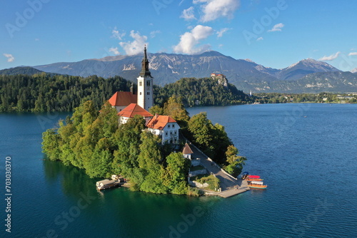 Stowenien:  Marienkirche auf der Insel im Bleder-See bei Bled. Luftaufnahme. Kirche der Mutter Gottes. photo