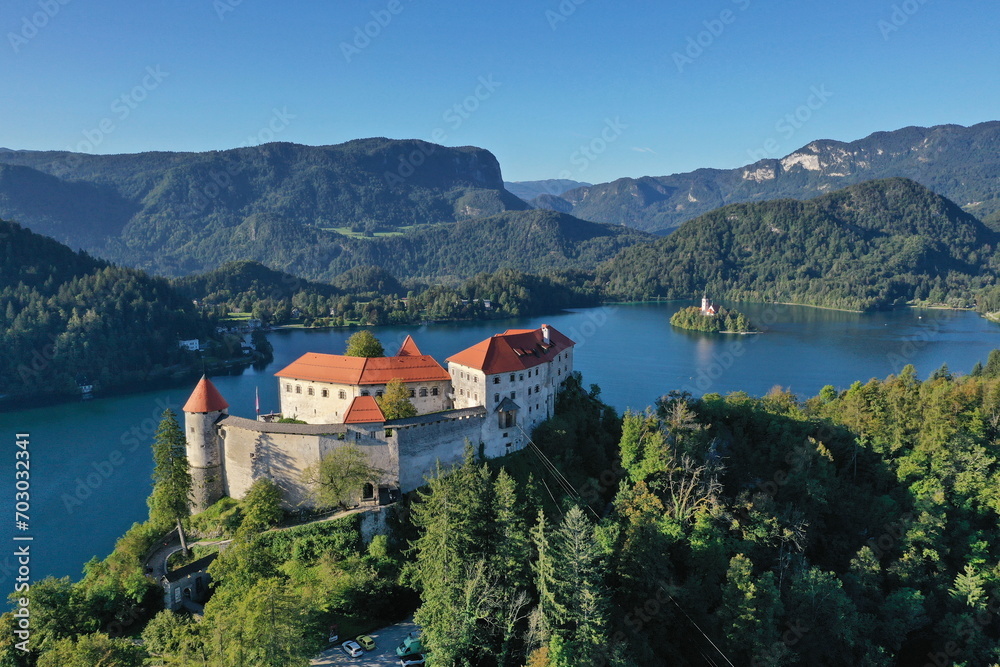 Fototapeta premium Slowenien. Burg von Bled am Bleder See - Blejski grad - Luftaufnahme